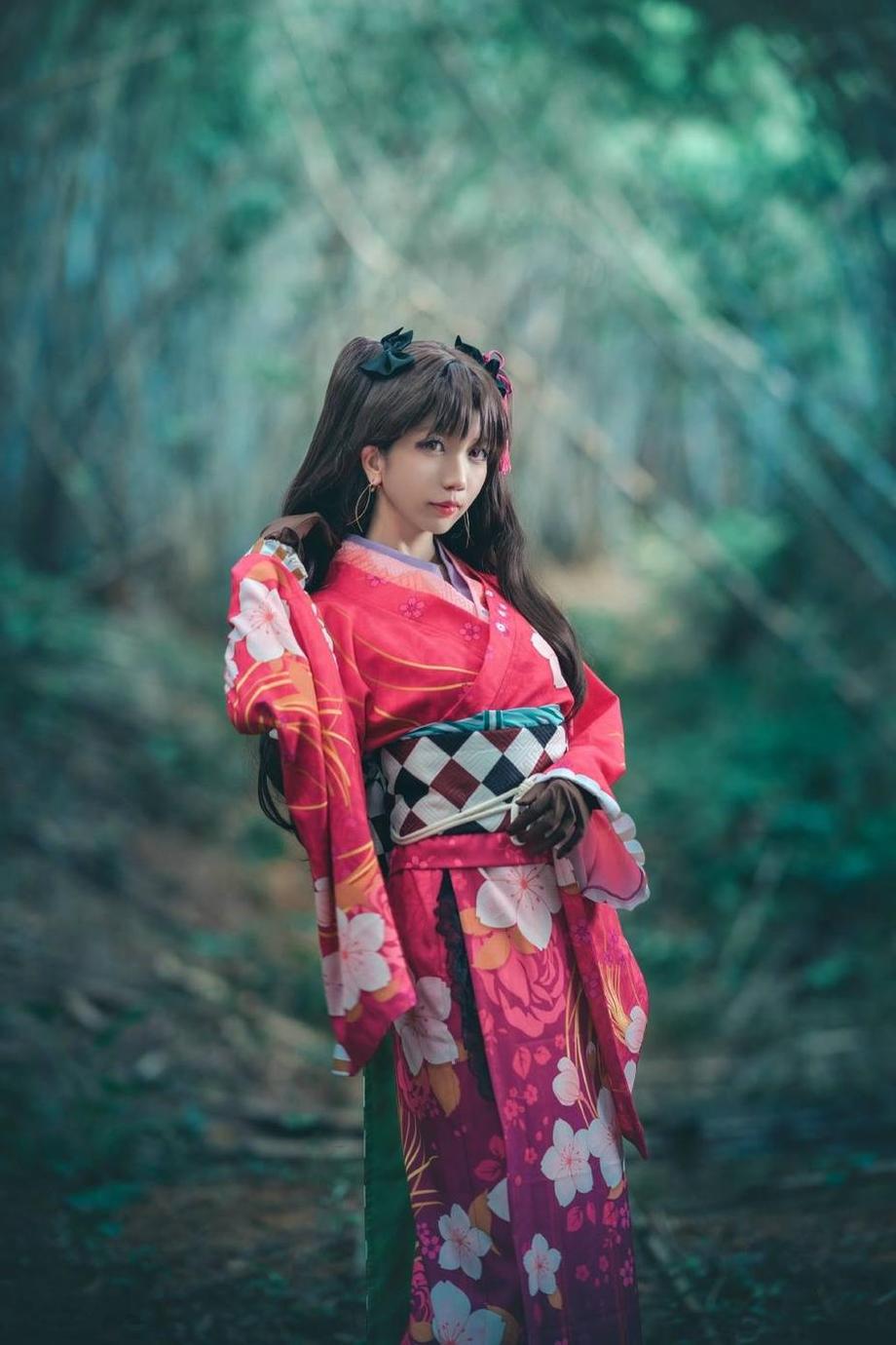 尽享夏日的热情，修长美腿在迷失人形QUQ泳池里翩翩起舞。