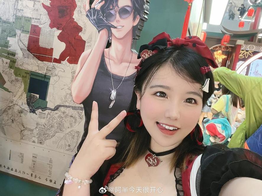 阿半今天很开心13套，神秘古堡cos照片打造完美复古体验