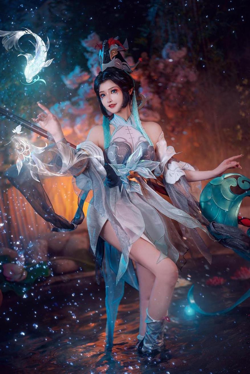 露儿大魔王cos小舞在作品中舞动红莲之力