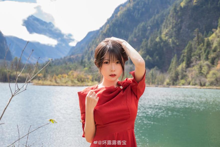 香草喵露的作品更新：时尚，美妆，cosplay样样精通